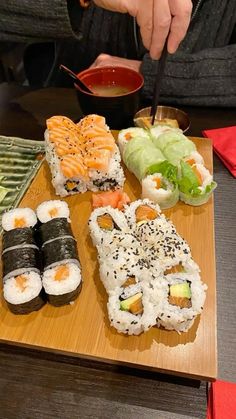 Sushi Empanizado, Japanese Food Sushi, Party Food Buffet, I Love Food