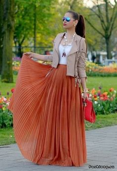 Just Because You Dress Conservatively Doesn't Mean Your Not Fashion Forward Sukienki Maksi, Rok Outfit, Coral Skirt, Skirt Diy, Rocker Girl, Maxi Outfits, Maxi Skirt Dress, Pleated Maxi Skirt, Outfit Jeans