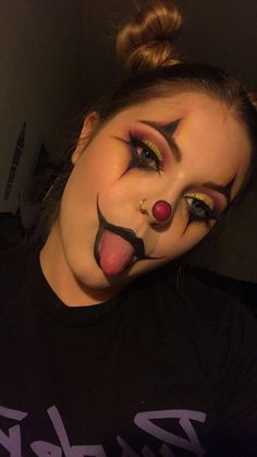 Scary But Easy Halloween Makeup, Scary Hot Clown Costume, Killer Clown Costume Ideas, Half Clown Half Skull Makeup, Clown Face Paint For Women, Halloween Makeup Inspo Clown, Halloween Costumes Ideas Clown, Quick Clown Makeup, Diy Clown Makeup Women