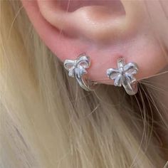 Cool Earrings Aesthetic Silver, Dainty Silver Jewelry Earrings, Silver Earring Aesthetic, Silver Earrings Aesthetic, Estilo Madison Beer, Silver Jewlery, Pretty Ear Piercings, One Earring