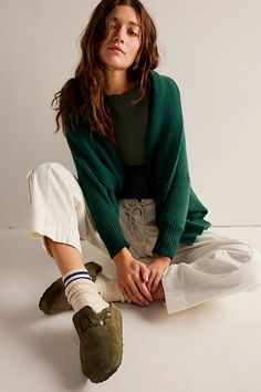 Green Birkenstock Clogs Outfit, Green Clogs Outfit, Green Birkenstocks Outfit, Hipster Mom Style, Birkenstock Clogs Outfit Summer, Clogs With Socks, Boston Shearling Birkenstock, Clog Outfit Summer, Shearling Birkenstock