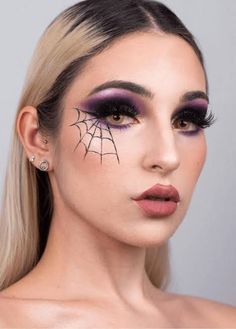 Halloween Trucco, Cookie Highlighter, Witch Face Paint, Beautiful Halloween Makeup, Halloween Makeup Witch, Mom Halloween Costumes, Halloween Makeup Sugar Skull, Beetlejuice Makeup