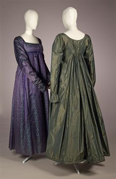 1810 Japon van donkergroene met groen changeant tafzijde met verhoogde taille, rokzoom verdikt als 'rouleau' 1800 Dresses, Era Fashion, Purple Dresses