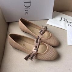 Dior Flats Outfit, Dior Ballet Flats, Luxury Sandals Flat, Luxury Flat Shoes, Dior Flat Shoes, Christian Dior Heels, Dior Flats, Dior 2022, Ribbon Flats