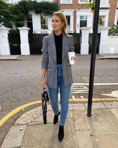 Blazer xadrez: 40 inspirações para adotar essa peça no seu look Maxi Blazer, Daily Fashion Inspiration, Edgy Outfits, Business Outfits, Office Fashion, Office Outfits, Fall Winter Outfits, Outfits Casuales