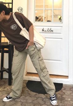 Cargo Pants With Converse Outfit Men, Brown And Green Mens Outfit, Brown Pants Outfit Aesthetic Men, Brown Cargo Outfit Men, Light Brown Cargo Pants Outfit Men, Boys Converse Outfit, Cargo Pants With Converse, Brown Converse Outfit Men, Green And Brown Outfit Men