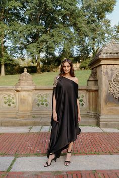 Off Shoulder Kaftan Dress, Long Cocktail Dress Classy, Cocktail Indian Outfits, Gowns Dresses Simple, Black And Gold Dress Outfit, One Shoulder Kurti, Indian Wedding Outfits Guest For Women, Black Gown Elegant Classy, One Shoulder Kaftan Dress