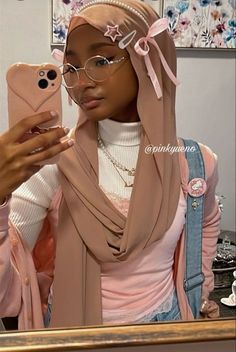 Hijabi Model Photoshoot, Hijab With Clips, Coquette Muslim Outfit, Coquette Hijabi Outfits, Pretty Hijab Styles, Hijab Christian, Coquette Hijab Outfit, Hijab Drawing Reference, Hijabi Accessories