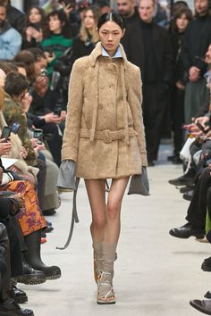 Ottolinger Fall 2024 Ready-to-Wear https://www.vogue.com/fashion-shows/fall-2024-ready-to-wear/ottolinger/slideshow/collection#16 Runway Outfits, Runway Shoes, Layered Fashion, Fashion Aesthetics, Runway Looks, Mode Inspo, Vogue Runway, Fall 2024, Classy Outfits