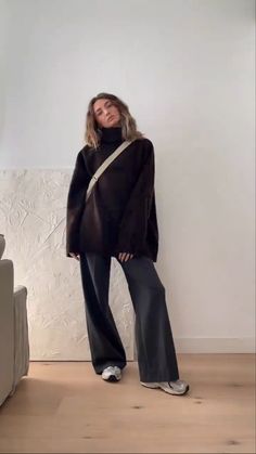 March Outfits Dressy, Fall Streetwear Outfits 2023, Neutral Tops Outfit, Winter Layering Outfits Street Style, Parachute Pants Outfit Winter, Black Baggy Pants Outfit, Minimal Fashion Winter, Comfy Street Style