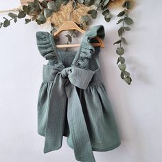 Sage green dress for baby girls, organic cotton chiffon with boho style ruffled diaper cover, a perfect outfit for spring. It's the cutest thing, the perfect gift for toddlers and newborns. Ideal garments for fun moms or to make a very special gift. You'll find many assorted items in the store, it's up to you to compose your own batches! This garment is made with 100% high quality fabric (cotton). Each garment is designed, printed, cut, sewn, photographed and packaged in our own studio. Order to Sage Flower Girl Dress, Girls Boho Dress, Green Flower Girl Dresses, Robes D'occasion, Sage Green Dress, Boho Baby Girl, Baby Boy Dress, Christening Dress, Muslin Baby