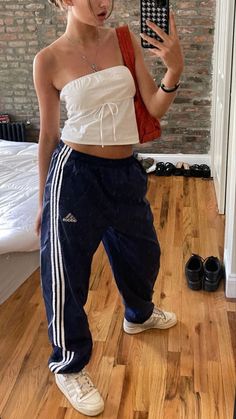 Looks Hippie, Track Pants Outfit, Adidas Hose, Look Legging, Fashion 90s, Skandinavian Fashion, Adidas Track Pants, Mode Inspo