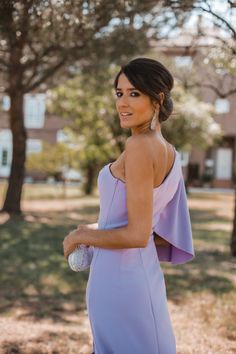 Look invitada de noche: elegante lila | Invitada Perfecta Stunning Prom Dresses, Elegant Dresses, Dress To Impress, One Shoulder Blouse, One Shoulder Dress, Backless Dress, Cold Shoulder Dress, Prom Dresses, Prom