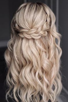 This hairstyle features a carefully woven side braid that sits atop the head, producing a naturally romantic and otherworldly appearance. The braid smoothly changes into cascading gentle waves, including substance and movement to the hair, ideal for a relaxed-chic vibe. The golden blonde hues emphasize the intricacy of - Click to see more of Get Inspired with 26 Gorgeous Side Braid Hairstyles for 2024 and follow us for more hairstyle ideas. // Photo Credit: Instagram @alicekapitein_hairstyling Bride Hairstyle With Braid, Hair Pulled To The Side Wedding, Side Braid Hairstyles Half Up Half Down, Blonde Half Up Bridal Hair, Beach Wedding Hair Long Loose Waves Side Braids, Wedding Hair Down With Braid, Half Up Braided Hairstyles Wedding, Wedding Hair Braids, Boho Bridesmaid Hair