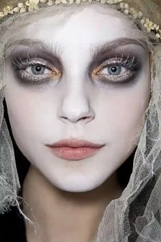 kid halloween ghost makeup - Buscar con Google Makeup Zombie, Halloween Make-up Looks, Ghost Bride, Zombie Bride, Weird Vintage, Jessica Stam, Behind Blue Eyes, Halloween Makeup Pretty