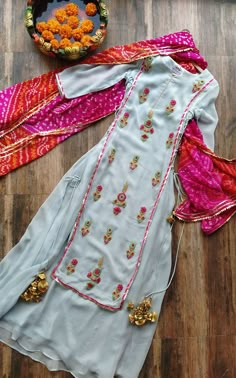 Anita Dongre, Indian Gowns Dresses, Indian Gowns, Party Kleidung, Embroidery Suits Design