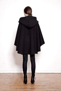 minimalist goth Elemental Fashion, Modern Wizard, Dark Futuristic, Goth Winter, Wool Cloak, Minimalist Goth, Black Cloak, Black Clothes, Alternative Style