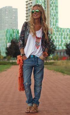 Modern hippie street style fashion, long boho chic necklace. For the BEST Bohemian lifestyle trends for 2015 FOLLOW http://www.pinterest.com/happygolicky/the-best-boho-chic-fashion-bohemian-jewelry-gypsy-/ now Boyfriend Jeans Kombinieren, Look Hippie Chic, Chic Clothing Style, Moda Hippie, Mode Hippie