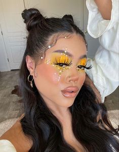 Face Gems Festival Rave Makeup, Honey Inspired Makeup, Festival Face Gem Ideas, Rave Makeup Brown Eyes, Summer Goddess Makeup, Gold Carnival Makeup, Leo Inspired Makeup, Yellow Rave Makeup, Gold Makeup Festival