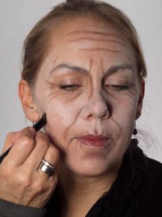 Als -alte Frau- für Karneval oder Mottoparty schminken - Rouge Old Man Makeup, Old Lady Makeup, Grandma Costume, Old Age Makeup, Makeup Wrinkles, Old Lady Costume, Halloween Make-up Looks, Theatre Makeup, Movie Makeup