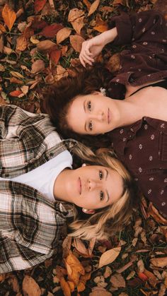 Fall Pictures Individual, Fall Picture Ideas For Sisters, Fall Cousins Photoshoot, Halloween Poses With Friends, Friends Fall Photoshoot Ideas, Photoshoot Ideas Multiple People, Senior Picture Inspiration Fall, Fall Photoshoot Ideas For Friends