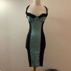 Adorable Vintage Dress In Excellent Condition. This Brand Is Worn By People Such As The Luscious Dita Von Teese. Mannequin Is A Size 4, Dress Size Is 3. It’s Stretchy And A Little Loose On The Mannequin So Should Be Able To Fit A Size 5/6. See Photos For Measurements. 50s Style Dresses, Drawing Outfits, 50s Fashion Dresses, Vinyl Dress, Hey Bro, Dream Dresses, 50s Style, Dita Von, Vintage Inspired Outfits