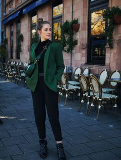 Coccinelle Carousel Bag, Green Blazer and Sioux Shoes - Laura Herz Dark Green Blazer Outfit, Green Blazer Outfit, Green Jacket Outfit, Look Boho Chic, Blazer Outfits For Women, Mode Zara, Blazer Outfit, Green Blazer