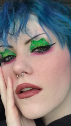 Cute Green Makeup, Rainbow Eyebrows, Frog Makeup, Drag Make-up, Graphic Makeup