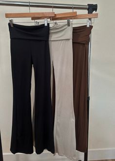 Fold over leggings Super stretchy True to size Material: Polyester / Spandex Model 5ft wearing size small. Fold Over Flare Leggings Outfit, Foldover Leggings Outfit, Tight Top Baggy Pants Outfit, 2000s Leggings, Baggy Leggings, Foldover Leggings, Flare Leggings Outfit, Fold Over Leggings, Running Errands Outfit