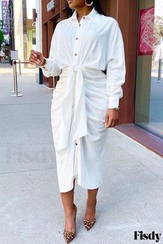 Fisdy - Elegante Vestido Camisero Marrón con Bandas y Hebilla y Cuello Volteado - Perfecto para Vestir Casual Collar Shirt Dress, Shirt Collar Styles, Straight Clothes, Dress Sleeve Length, Collared Shirt Dress, Ruched Midi Dress, Turndown Collar, Hip Dress, White Shirt Dress