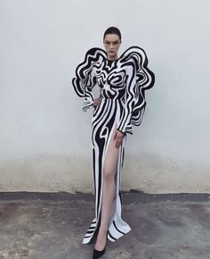 Weird Sleeve Design On Fashion, High Fashion Black And White, Trapped Fashion, Futuristic Fantasy Fashion, Weird Fashion Aesthetic, Optical Illusion Fashion, Futuristic Fashion Aesthetic, Futuristic Fashion Editorial, Iconic Runway Looks