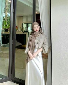 Satin Skirt Outfit Hijab, Skirt Outfit Hijab, Satin Hijab, Satin Skirt Outfit, Muslimah Style, Outfit Dinner, Skirt Satin, Muslim Style, Modern Hijab Fashion