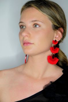 When you put them on you can tell the difference!  Made in three shades of red so that they match any red clothes you might be wearing. Largo but super light earrings, with movement and that adapt perfectly to your face, which makes them perfect to wear on a special occasion or to add 1,000 points to your jeans and t-shirt look. Besides, this is about looking pretty with little effort, so they are designed to look super good on your face and they weigh NOTHING. Earrings designed and manufactured Modern Red Earrings For Party, Modern Red Party Earrings, Flower Cascade, Red Clothes, Look Jean, Red Face, Light Earrings, Earrings Women, Red Outfit