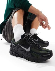 Zapatos de Nike Estilo casual: perfeccionado Diseño de corte bajo Cierre con cordones Lengüeta y tobillo acolchados Detalle característico de Nike La cámara Zoom Air proporciona una amortiguación dinámica y reactiva Suela de goma resistente Suela texturizada antideslizante Nike Zoom Vomero 5, Sacs Tote Bags, Zoom Vomero 5, Nike Casual, Nike Vomero, Vomero 5, Nike Branding, Baskets Adidas, Black Jumper Dress