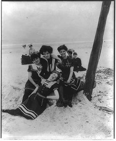 People Having Fun, Photo Vintage, Friend Poses, Beach Poses, Historical Costume