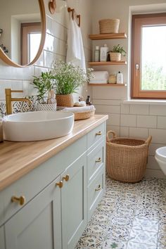 Boho Chic Restroom, Bathroom Decor Inspo Aesthetic, Natural Boho Bathroom Ideas, Farmhouse Apartment Aesthetic, Boho Interior Design Bathroom, Guest House Bathroom Ideas, Bathroom Relaxing Decor, Warm Cozy Bathroom Ideas, Boho Home Decor Bathroom