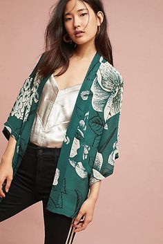 Verdure Floral Kimono Style Over 50, Denim Styling, Kimono Outfits, Green Kimono, Modern Kimono, Kimono Outfit, Women Outerwear, Over 50 Womens Fashion, Floral Kimono