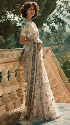 Indian Nikkah Outfit, South Asain Clothes, Winter Desi Outfits, Sabyasachi Blouses, Farewell Sarees School, Winter Saree, Indian Inspired Fashion, Bridal Sari