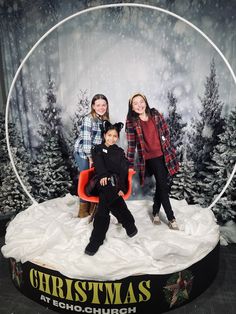 Diy Christmas Picture Backdrop Ideas, Large Christmas Displays, Snowglobe Photo Booth, Santa Photo Backdrop Ideas, Winter Wonderland Photo Booth, Christmas Photo Wall, Snow Globe Photo Booth, Christmas Photo Op, Photozone Ideas