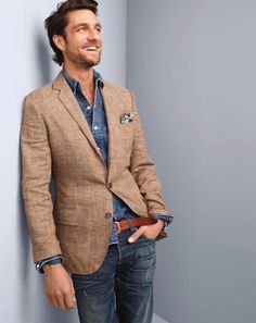 Spring / Summer - casual style - street style - party style - distressed jeans + brown belt + light brown linen blazer + chambray shirt + navy and cream pattern pocket square Terno Slim, Style Masculin, Checkered Jacket, Color Combinations For Clothes, Camisa Jeans, Cooler Look, Stil Inspiration, Herren Outfit, Sharp Dressed Man