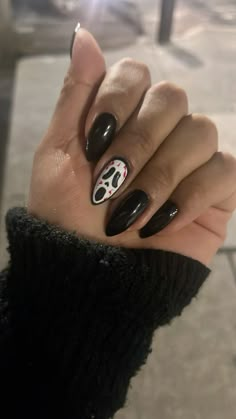 Nails Acrylic Ghost Face, Short Almond Spooky Nails, Ghost Face Nail Tutorial, Scream Nail Art Tutorial, Halloween Nails Short Ghost Face, Ghost Face Almond Nails, Simple Ghost Face Nails, Ghost Face Nails Almond, Simple Ghostface Nails