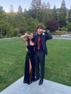 فستان أسود طويل للحفلات الراقصة فستان مخملي رسمي للحفلات مع فتحة Black Prom Dress Velvet, All Black Prom Dress, Long Black Dress Prom, Prom Black Dress, Prom Dress Velvet, Formal Dress Pictures, Black Formal Dresses, Velvet Black Dress, Black Lace Formal Dress