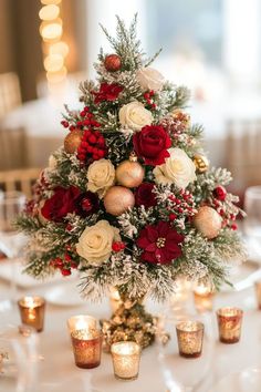 Round Table Decor Christmas, Table Decor For Round Tables, Centre Table Noel, Christmas Centerpieces Table, Diy Christmas Centerpieces For Table, Christmas Table Decorations Ideas, Christmas Floral Arrangements Diy, Christmas Wedding Centerpieces, Christmas Table Decorations Centerpiece