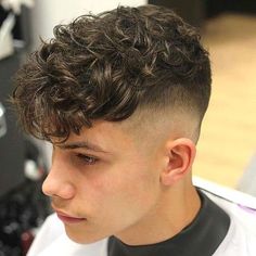 New Men Hairstyles, Mens Hairstyles Curly, Haircut Selfie, Photo Hijab, Low Fade Haircut, Men Haircut Curly Hair, Wavy Hair Men, Cute Hairstyle