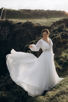 This dreamy 70s-inspired bridal look combines the fluid elegance of chiffon with a sweet lacy waistline for a timeless, free-spirited vibe. #70sBridalStyle #ChiffonGown #LaceWaistline #VintageBride #BohoBride Fluid Fashion, Chiffon Gown, Vintage Bride, Boho Bride, Forest Wedding, 70s Inspired