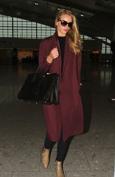 25 Airport Fashion Outfits to Travel in Style - Christobel Travel Model Off Duty Street Style, Maroon Coat, Rosie Huntington Whiteley Style, Snake Print Boots, Coat Outfit, Huntington Whiteley, Elegante Casual, Nicole Richie