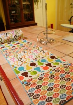 the table runner is laid out on the kitchen counter