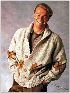 Convient à la poitrine : 36, 38, 40, 42, 44 et 46 pouces. Vintage Knitwear Men, Mens Shawl Collar Cardigan, Winding Yarn, Motif Fair Isle, Gentlemen Style, Stylish Knitwear, Groovy 70s, Fair Isle Cardigan, Yarn Craft