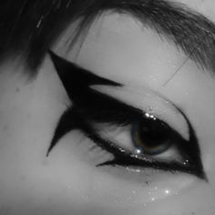 Graphic Design Eyeliner, Alt Nye Outfit, Dramatic Eyeliner Goth, Emo Eyeliner Looks, Eyeliner Drawings, Punk Eyeliner, Punk Makeup Looks, Metal Eyeliner, Black Graphic Liner