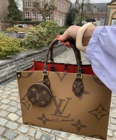 Louie Vuitton, Luxury Tote Bags, Luxury Bags Collection, Fabulous Outfits, Hot Bags, Louis Vuitton Purse, Luxury Purses, Pretty Bags, Gorgeous Bags